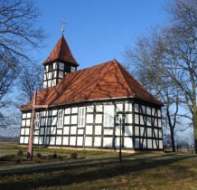 Warnołęka- kościół z wieża i szczelinowymi oknami