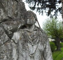 Machnówek-twórca nagrobka jest Aleksander Zagórski,autor pomników na Cmentarzu Łyczakowskim