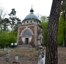 Myców-płaskorzeźba,epitafia członków rodziny staraniem potomków zostały przeniesione do kościoła w Tarnawie Dolnej