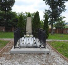 Moczydlnica Dworska-grób F.K.Acharda budowniczego pierwszej w świecie cukrowni produkujacej cukier z buraków w pobliskich Konarach