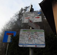 przy tablicy szlaków, Dolina Będkówki to jedna z siedmiu dolin Parku Krajobrazowego Dolinki Krakowskie