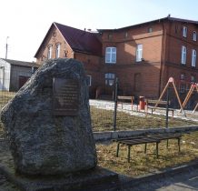 Łażek-obelisk i szkoła z przełomu XIX i XX wieku