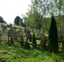 Rybotycze-cmentarz w latach powojennych zdewastowano,w ostatnich latach odnowiony