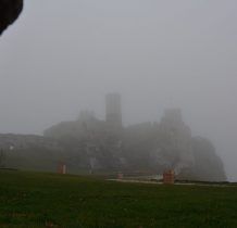 zamek spowija mgła