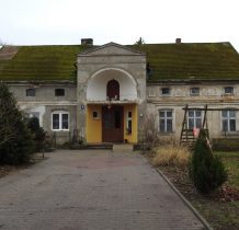 Borzysław-budynek zamieszkały,niestety nie udało się nam dowiedzieć więcej  o dworze i parku