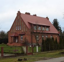 Jarszewo-zabytkowy budynek z czerwonej cegły z XIX wieku