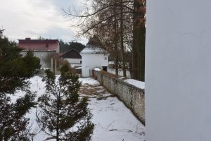 Chechło-zabytkowe ogrodzenie i baszta