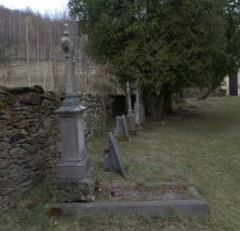kościół otoczony kamiennym murem