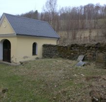 kaplica cmentarna z XIX wieku wewnatrz murów