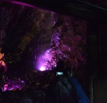 podświetlony podziemny wodospad