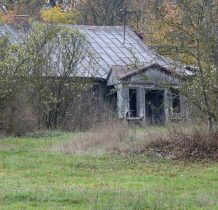 Jarluty Małe-dwór niszczejacy z XIX wieku-teren prywatny jak tabliczka oznajmia