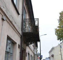 metalowy-żeliwny balkon w sasiedztwie kamienicy