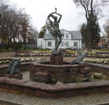 w 1879 roku w tym miejscu została zbudowana cerkiew-rozebrana 1926 roku- w latach 50-tych xx wieku zbudowano fontannę,Muława-legendarna załozycielka grodu