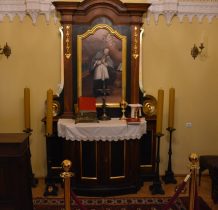 kredensja w formie oltarza w dawnej kaplicy