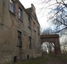 brama wjazdowa z kamiennym herbem Gdańska-budynek sprzedany kiedyś prywatnemu inwestorowi