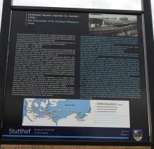 przy przeprawie pamiatkowy obelisk z tablica upamiętniajaca morski transport śmierci likwidowanego obozu Stutthof