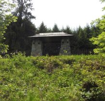 po lewej stronie dróżki leśnej(przed samym cmentarzem zagrodzonej ogrodzeniem jakby szkółki leśnej)-zabytkowy cmentarz wojenny z I wojny światowej-nr 48