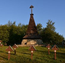 rekonstrukcja pierwotnego pomnika w kształcie wieży kościoła łemkowskiego