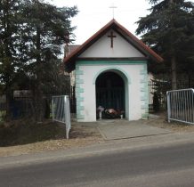 kapliczka murowana z XIX wieku już przy drodze 885 prowadzacej do nowo budowanego przejścia w Malhowicach