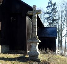 zabytkowy kamienny krzyż przy kosciele-1733 rok--przeniesiony z Czerwonego Strumienia-leżał przed ruinami kaplicy