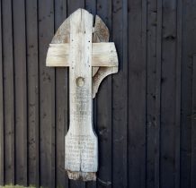 zabytkowe drewniane krzyże nagrobne