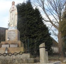 przy kościele figura sakralna-dawniej pomnik poległych w wojnie francusko-pruskiej 1870-1871