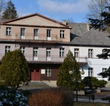 Sanatorium "Fortuna" z 1817 roku.W 1827 roku drewniany zastapiono nowym murowanym