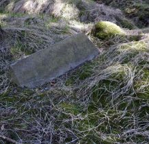 kamienny słup(fragment) leżący przy skrzyżowaniu
