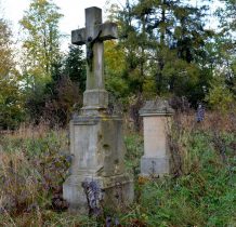 na cmentarzu