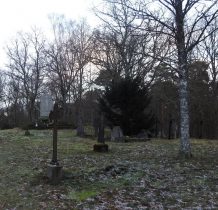 na cmentarzu przeważają żeliwne krzyże nagrobne