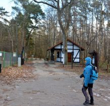 mijamy kasę Słowińskiego Parku Narodowego i idziemy wzdłuż jeziora