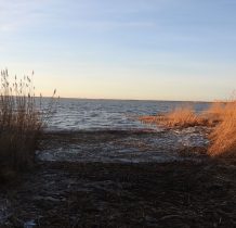 Jezioro Gardno oddziela od morza mierzeja piaszczysta przecięta rzeką Łupawą,silne wiatry powodują napływ wód morskich do jeziora