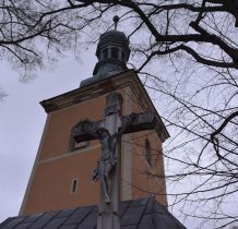 Krzyż Męka Pańska przed kościołem
