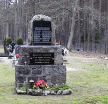 pomnik poległych w I wojnie światowej z dodaną w późniejszym okresie tablicą