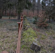 cmentarz otoczony wysokim kamiennym wałem
