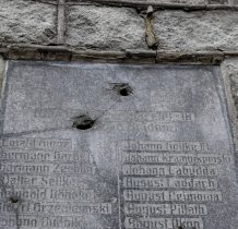 ślady po kulach ( z okresu II wojny światowej) na tablicy epitafijnej