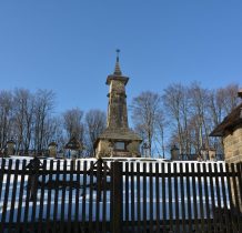 kamienna wieża stanowi główny element cmentarza
