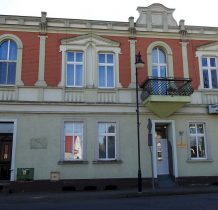 budynek przy Głównej 21, w szczycie inicjały i data 1902